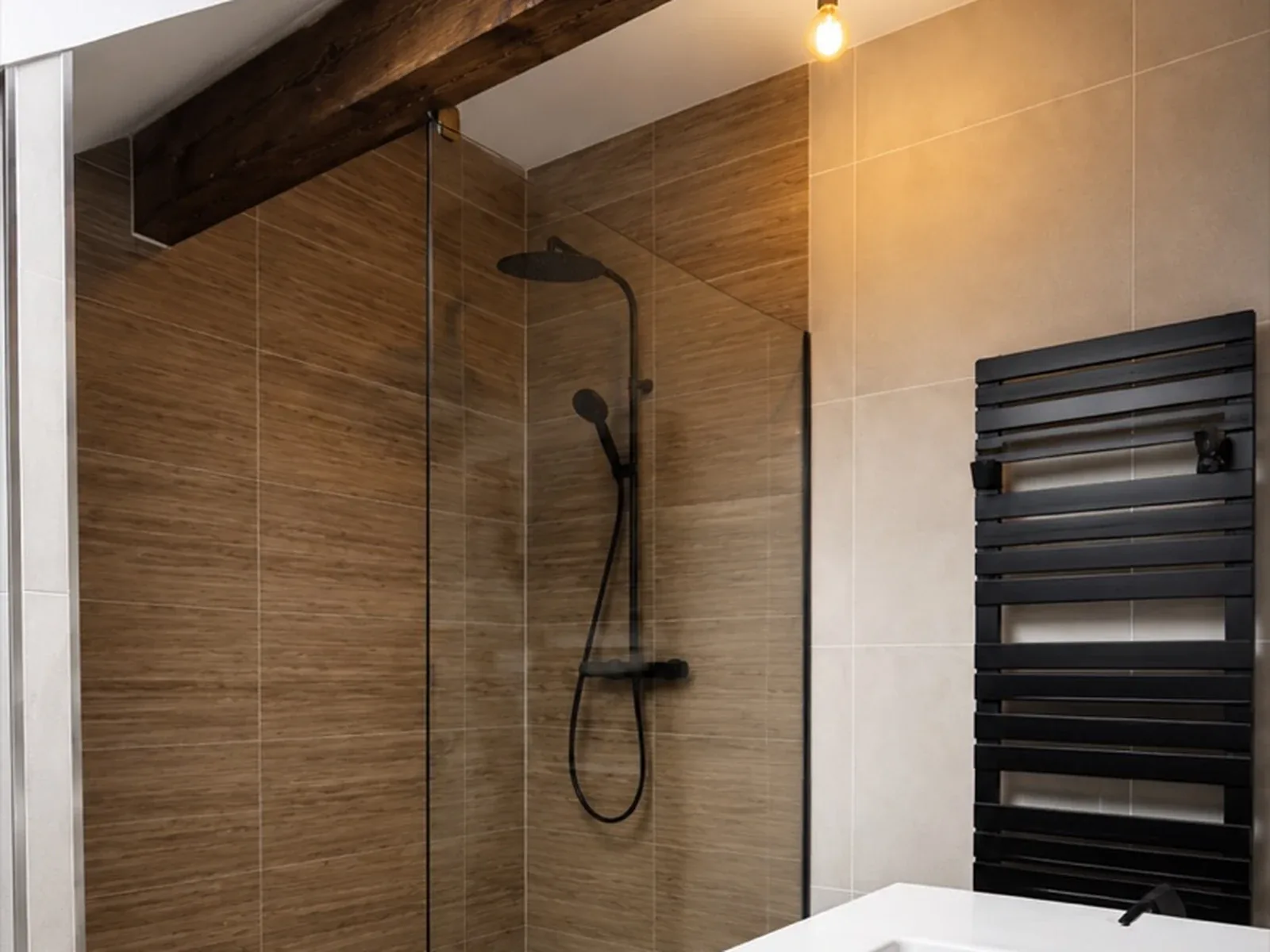 Salle de bain premium avec carrelage et équipements modernes